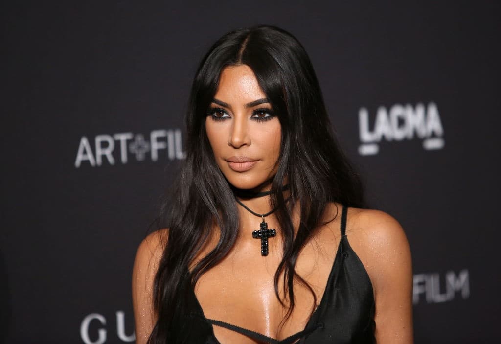 Kim Kardashian cambió su cabello a un tono rojo fuego que le queda perfecto a pieles morenas