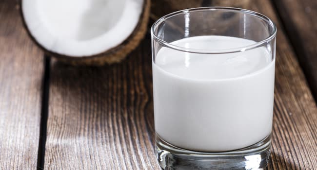La leche de coco casera es más liviana que la industrializada y sustituye la de vaca: aprende a hacerla