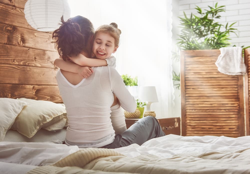 Abrazar a los hijos cuando se portan mal tiene beneficios, según expertos