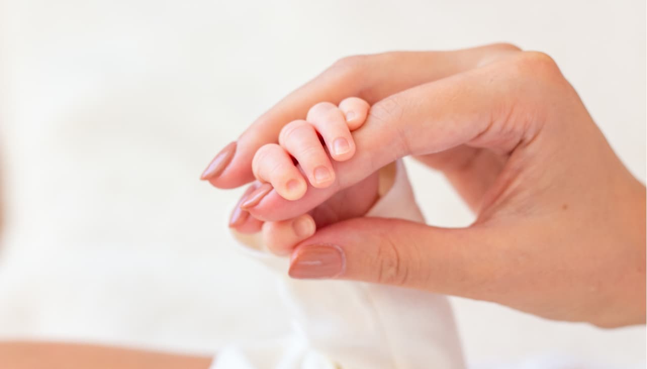 ¿Por qué los bebés siempre empuñan las manos?