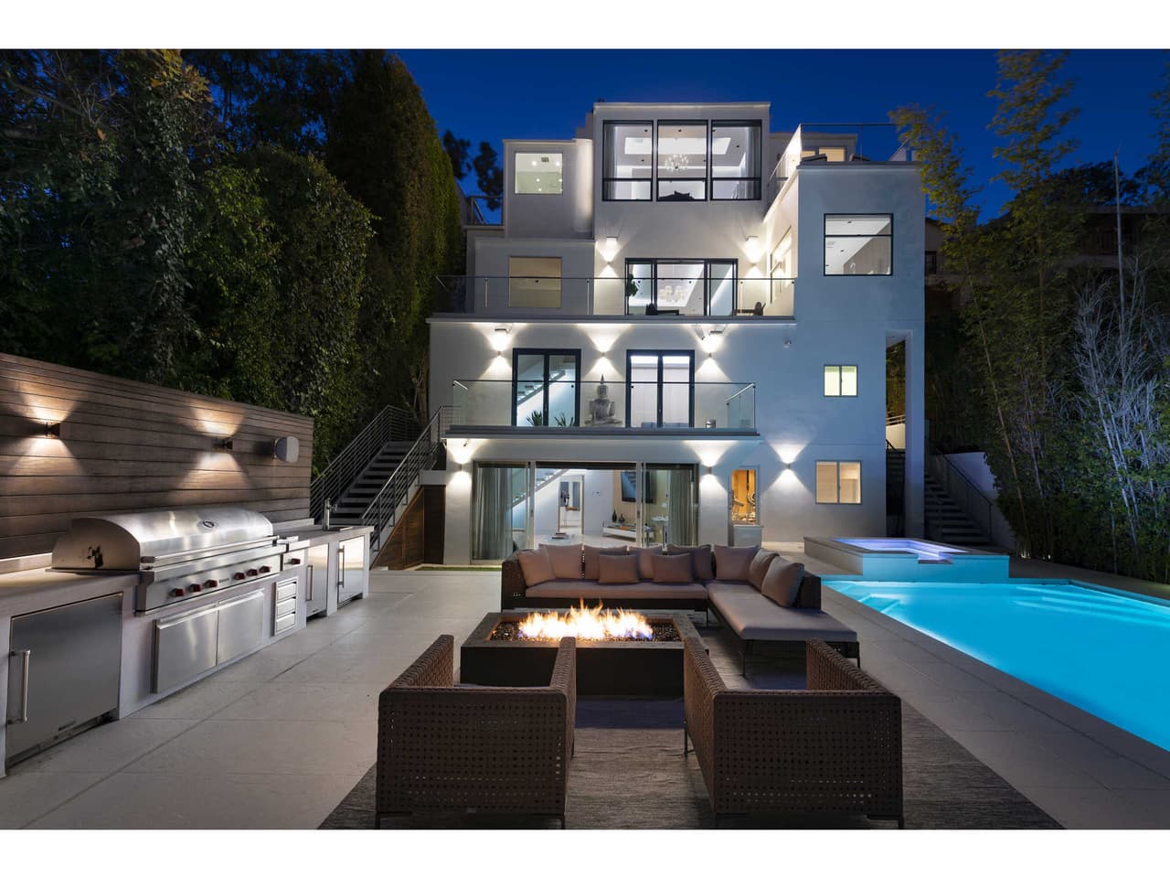 Así es por dentro la sensacional mansión de una Spice Girl: ¡parece un palacio del futuro!