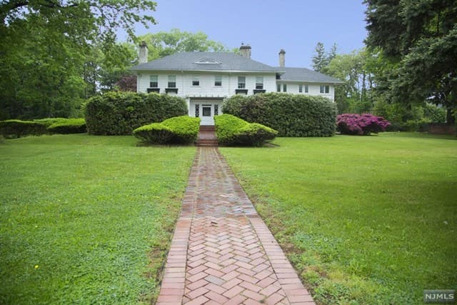 Puedes comprar esta lujosa mansión por 10 dólares, pero con una condición