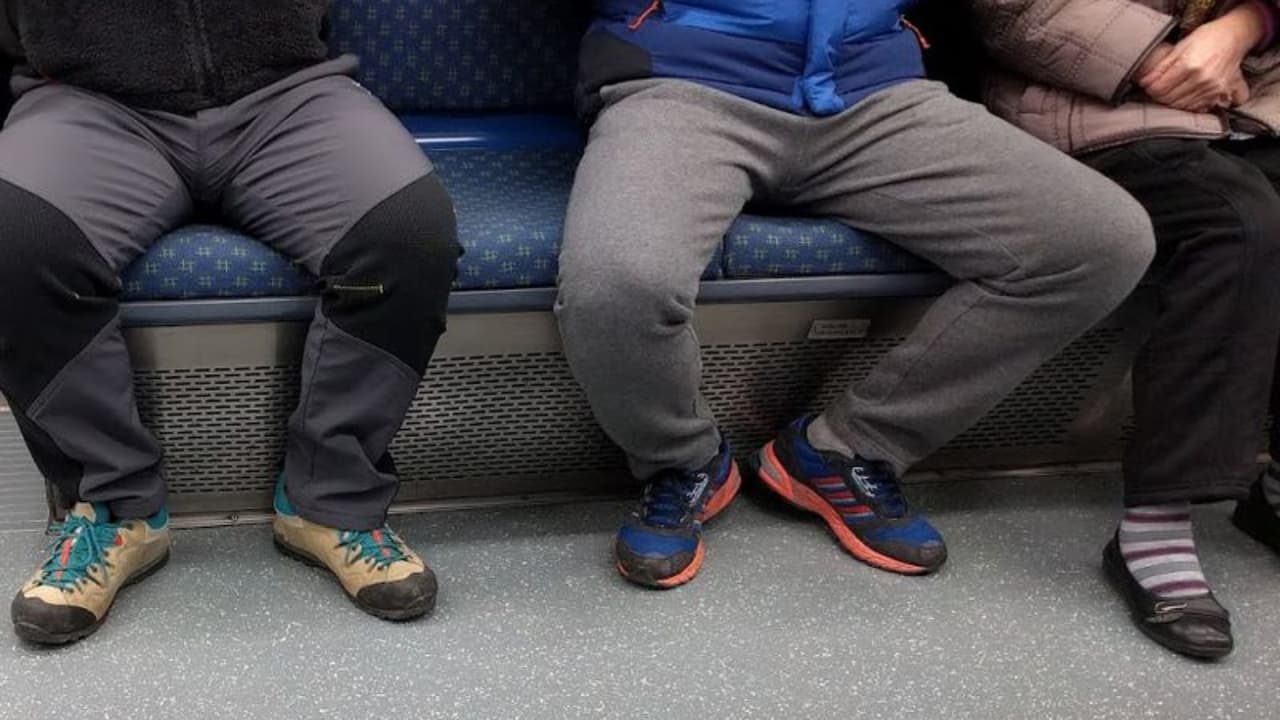 Una chica decide combatir el manspreading en el subte de una manera MUY polémica