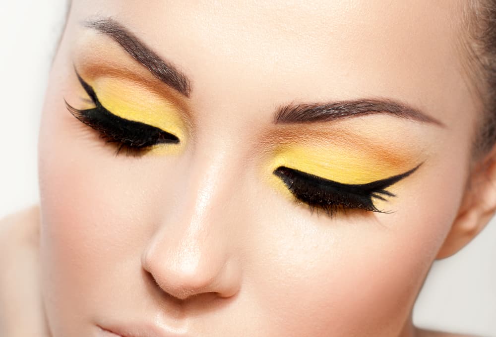 Una mirada soleada y llena de vida: inspírate en estas ideas para maquillarte con amarillo