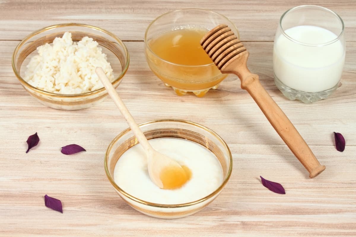 https://www.univision.com/_next/image?q=75&url=https%3A%2F%2Fuvn-brightspot.s3.amazonaws.com%2Fassets%2Fvixes%2Fm%2Fmascarilla-de-arroz-miel-leche.jpg&w=1280&utm_source=chatgpt.com