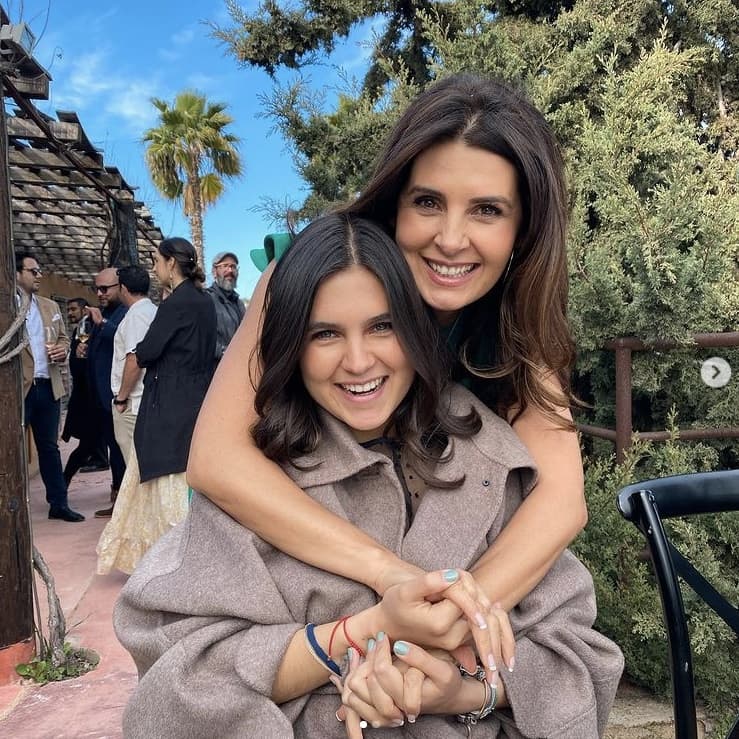 Antes de que Romina emprendiera su viaje, la esposa de Eduardo Santamarina reunió a toda su familia en la cafetería favorita de su hija. Fue ahí en donde pudieron despedirla y desearle lo mejor para esta nueva etapa lejos de casa.