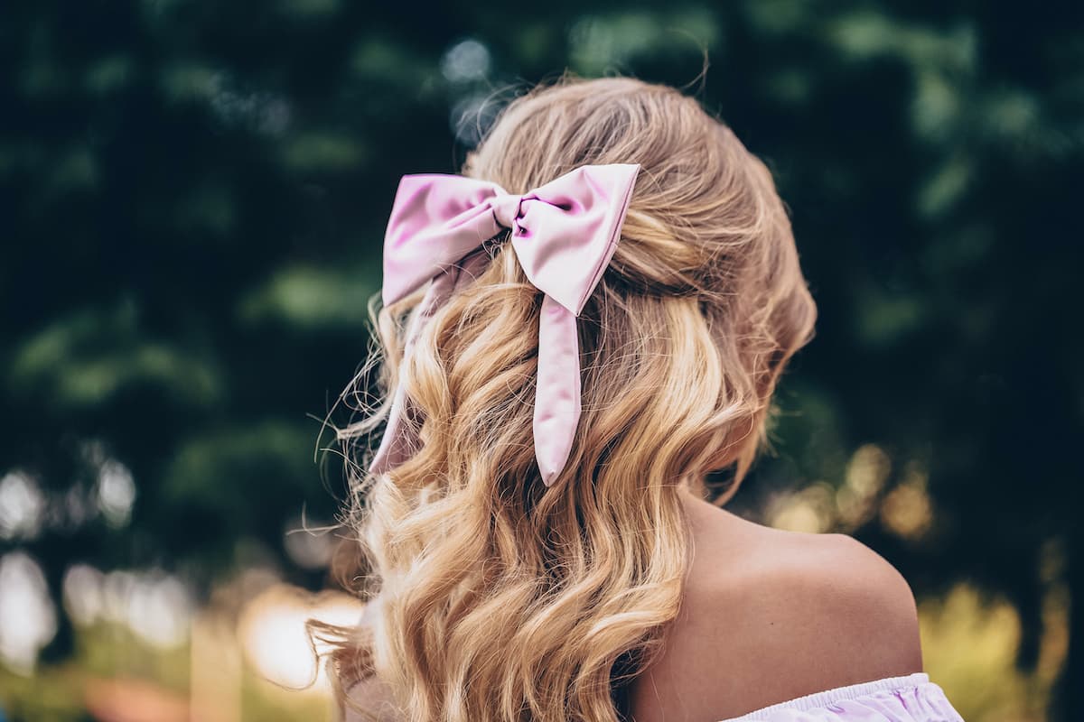 Los moños son el accesorio estrella del verano: 7 peinados para usarlos sin verte infantil