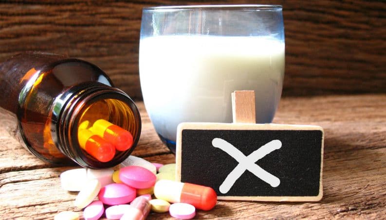 ¡Atención! Ningún medicamento debe tomarse con leche, café, gaseosa o jugo