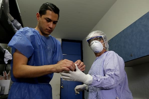 Enfermeras y médicos luchan contra el coronavirus… y la discriminación