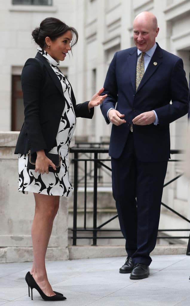 Meghan Markle sorprende con un minivestido que deja ver cuán AVANZADO está su embarazo