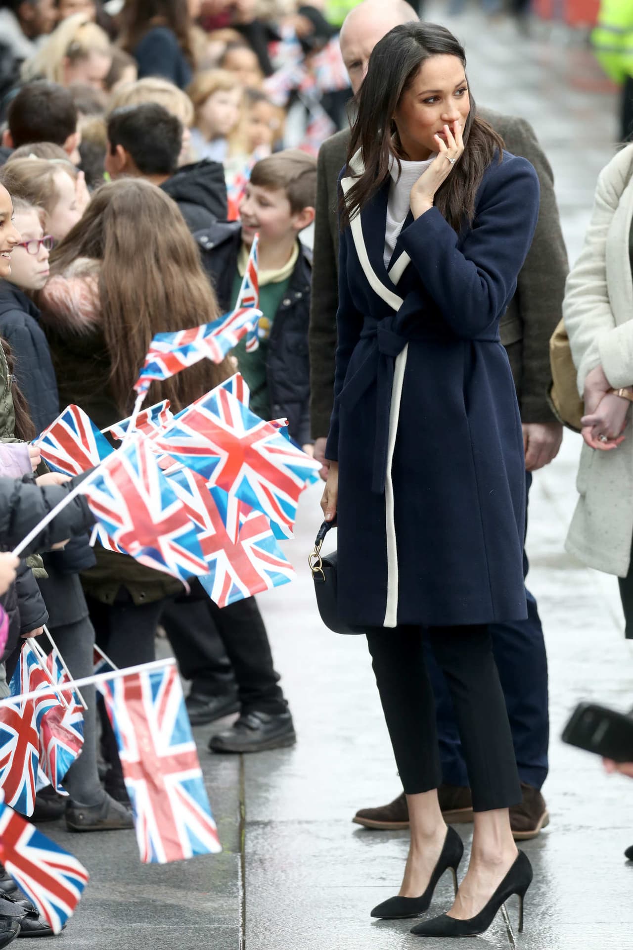 Los zapatos de Meghan Markle esconden una regla de la familia real: ¡por eso cambió su estilo!