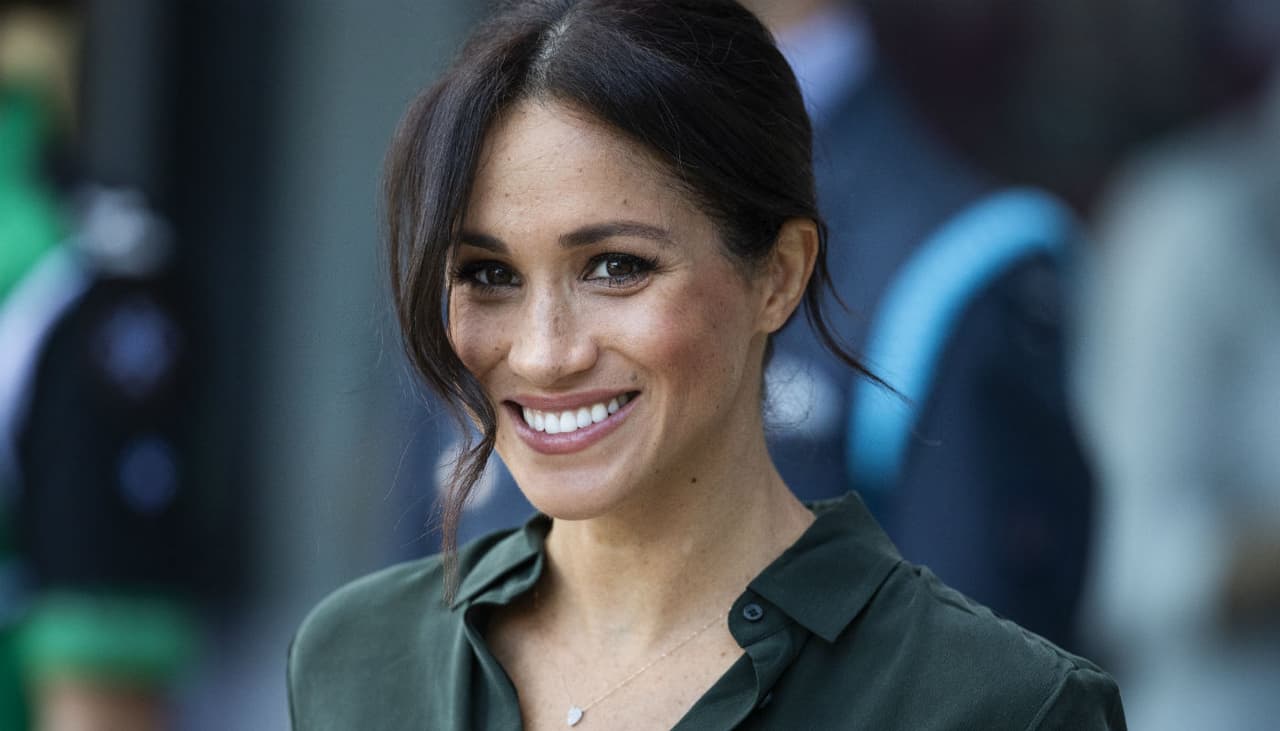 Meghan mostró su enorme panza en un look clásico y elegante que nunca falla (y que ya se lo hemos visto)