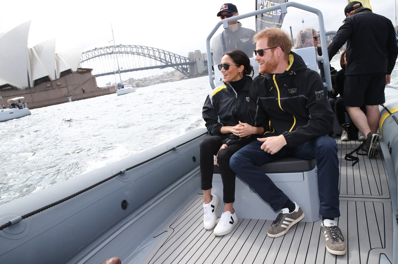 Meghan lució unas cómodas y bellas zapatillas que escondían un GRAN mensaje (y cuestan 120 dólares)