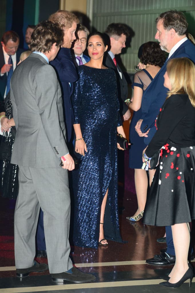 Meghan Markle brilló con un vestido de gala con lentejuelas, tajo en la falda y labios rojos