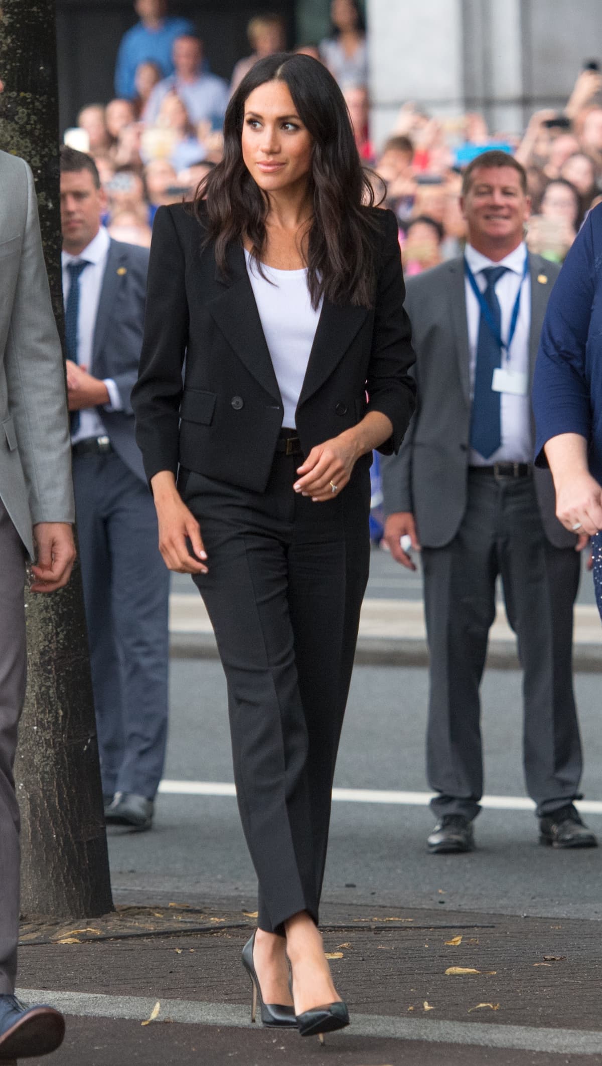 ¿Usar playera blanca con traje sastre? SÍ se puede y Meghan Markle lo hizo con elegancia