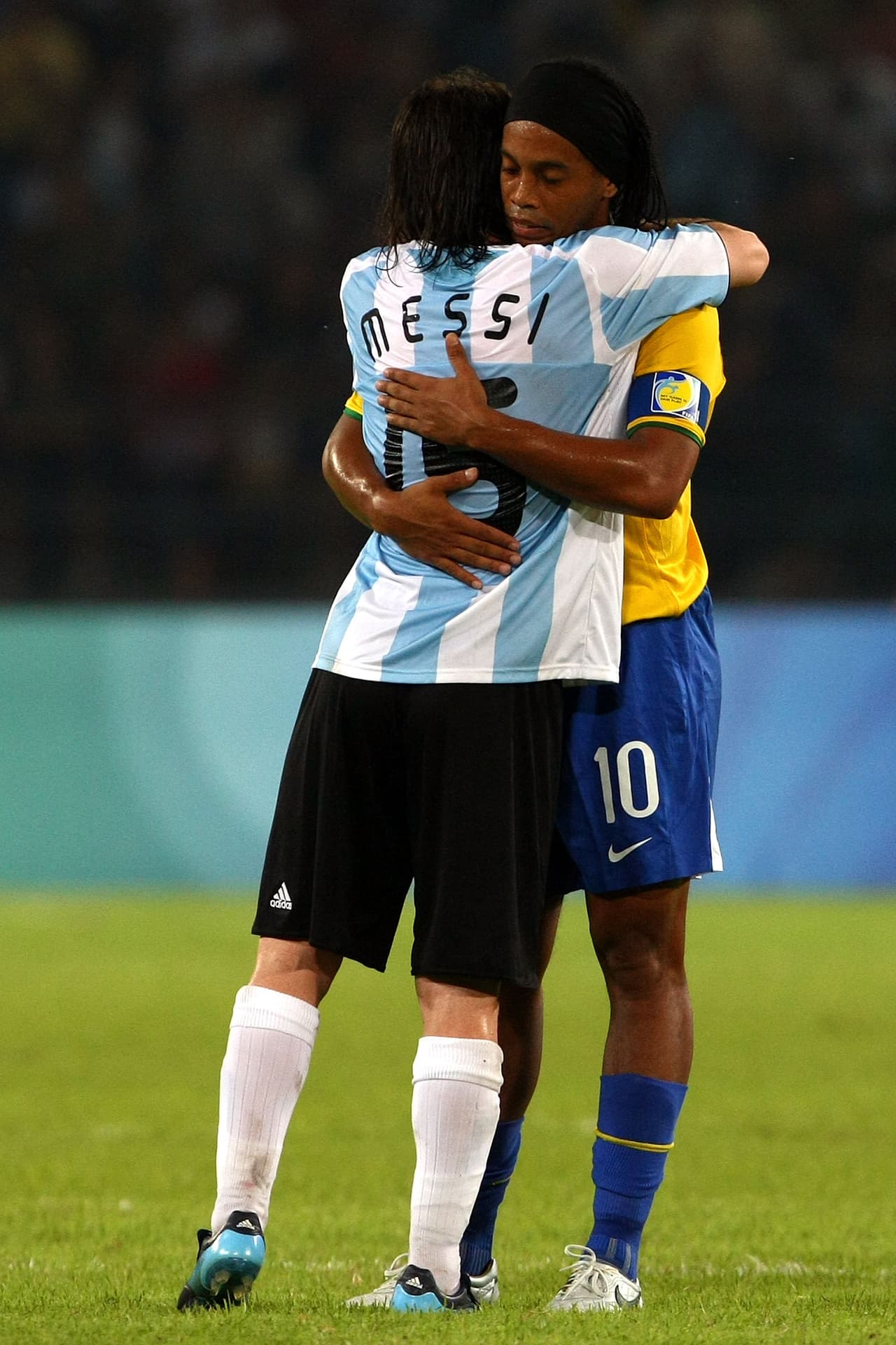 Con esta emotiva foto, Messi despide a Ronaldinho del fútbol ¿ya la viste?