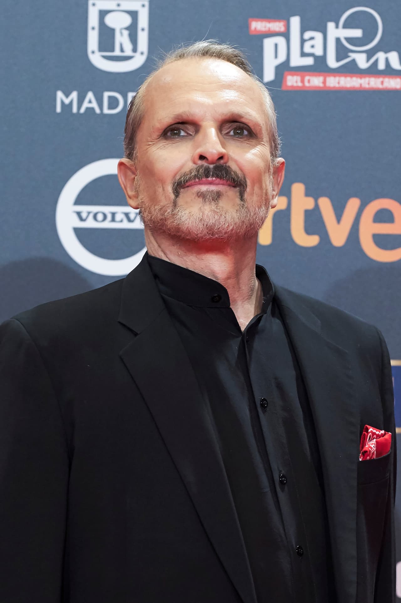 Miguel Bosé se robó las miradas al posar por primera con sus hijos ¡y usando falda!