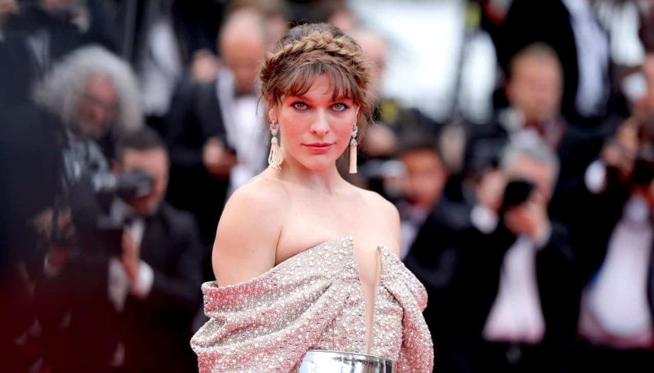 Milla Jovovich presume su tercera pancita de embarazo junto a un emotivo mensaje