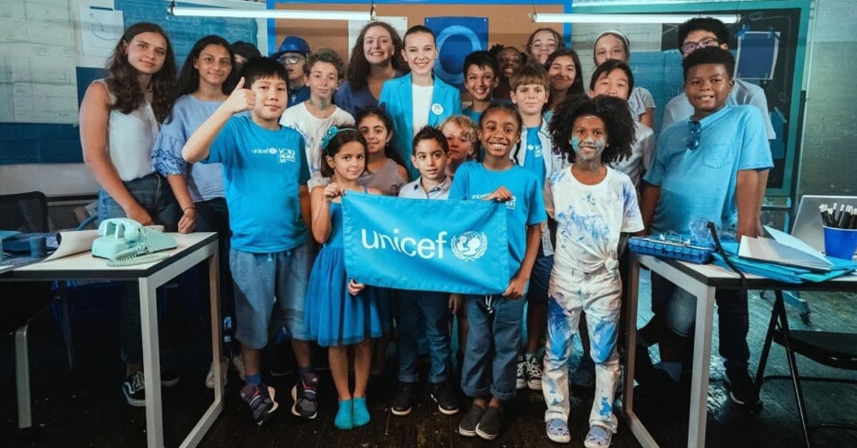 Millie Bobby Brown y otras celebridades quieren que te vistas de azul y NO es por moda