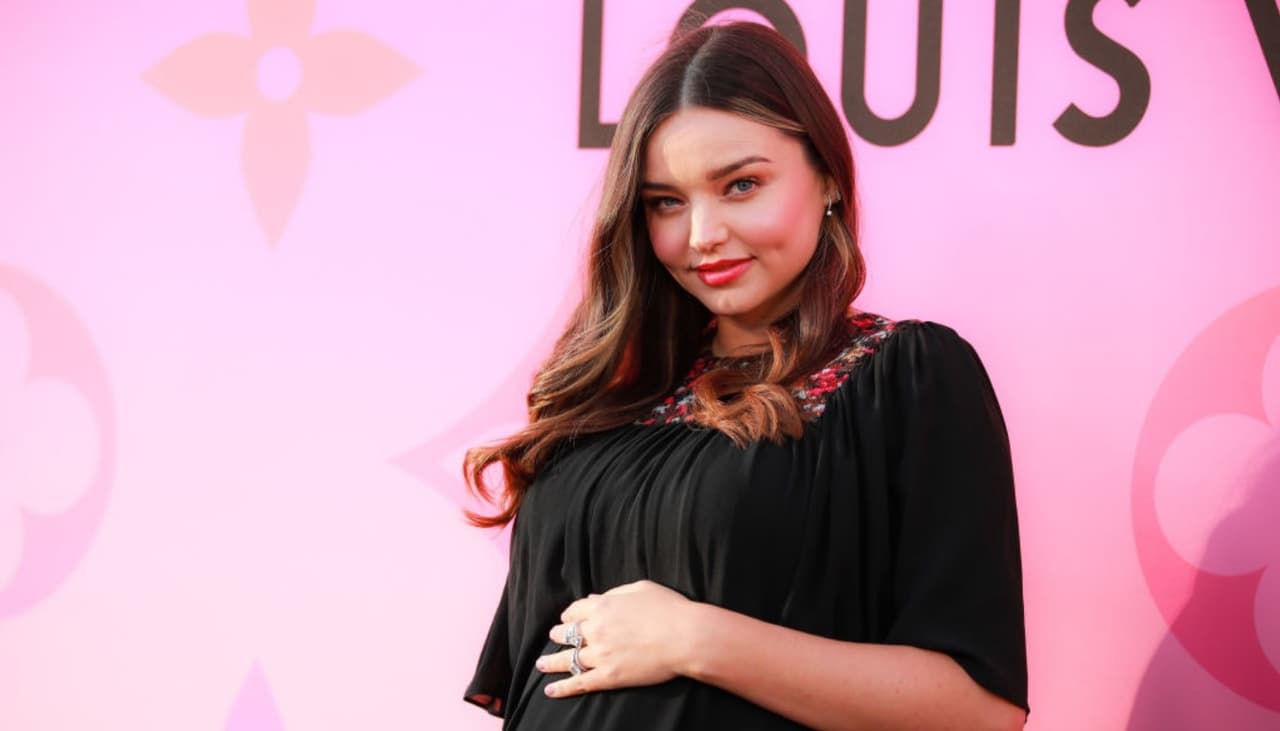 Miranda Kerr tiene el look ideal para que luzcas tu 'baby bump' este verano