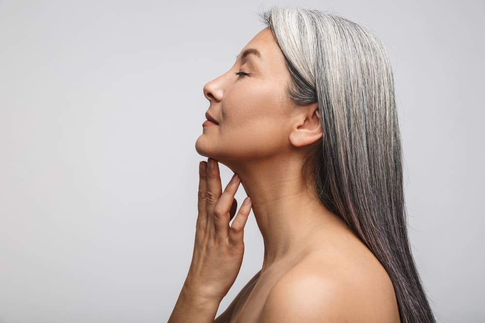 El paso de los años no se combate con bótox ni cirugía: descubre cómo envejecer con gracia