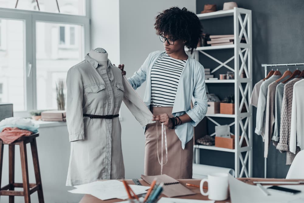 Las personas que visten de negro son más confiadas y atractivas, según un estudio