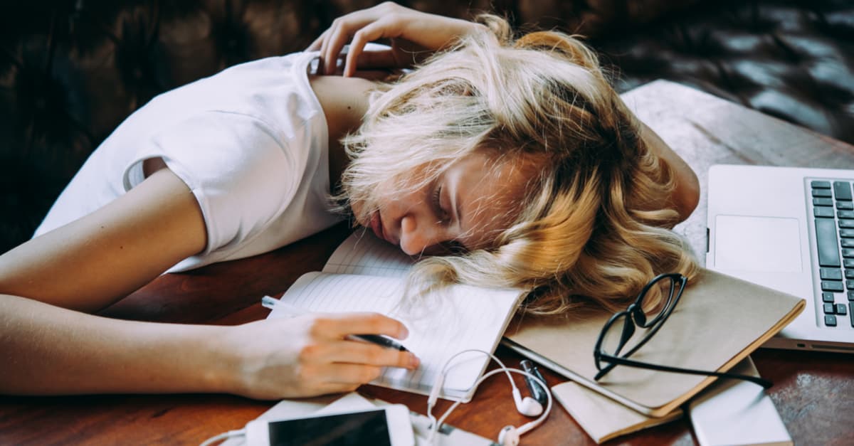 Las mujeres necesitan dormir más que los hombres porque sus cerebros trabajan más