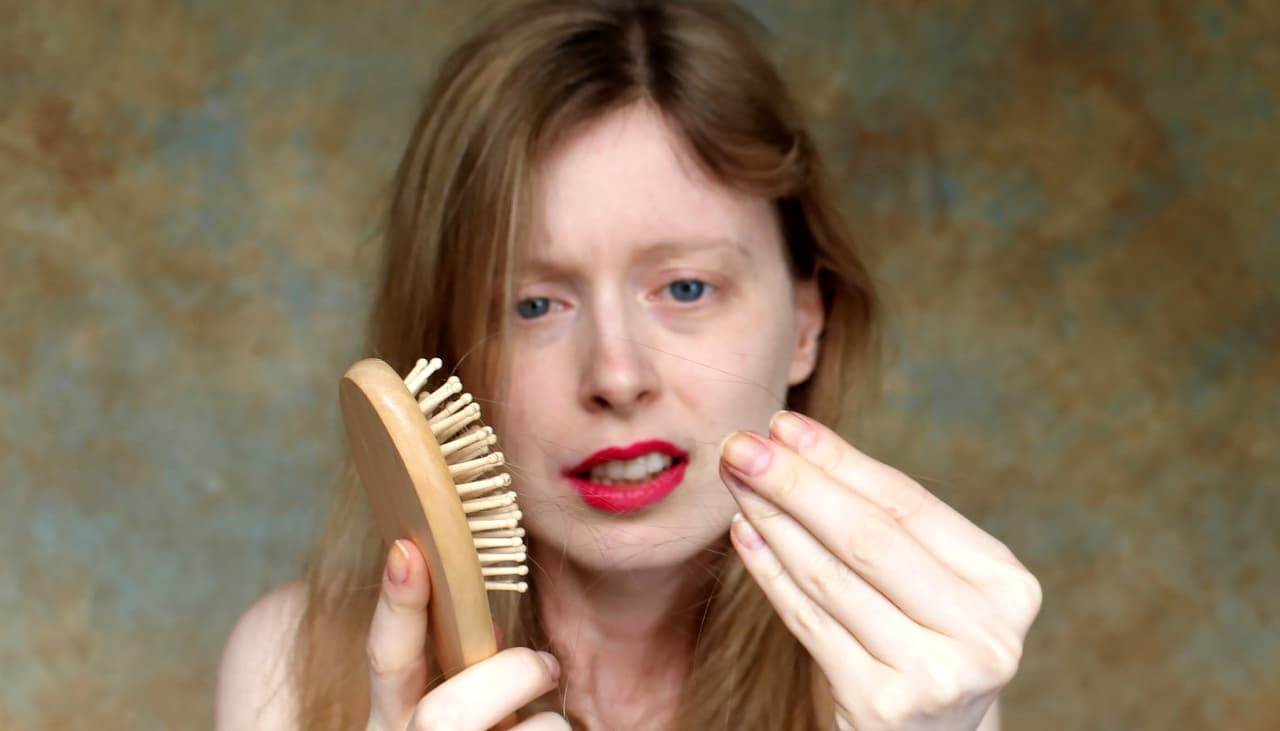 Médico revela la solución para el cabello fino y quebradizo