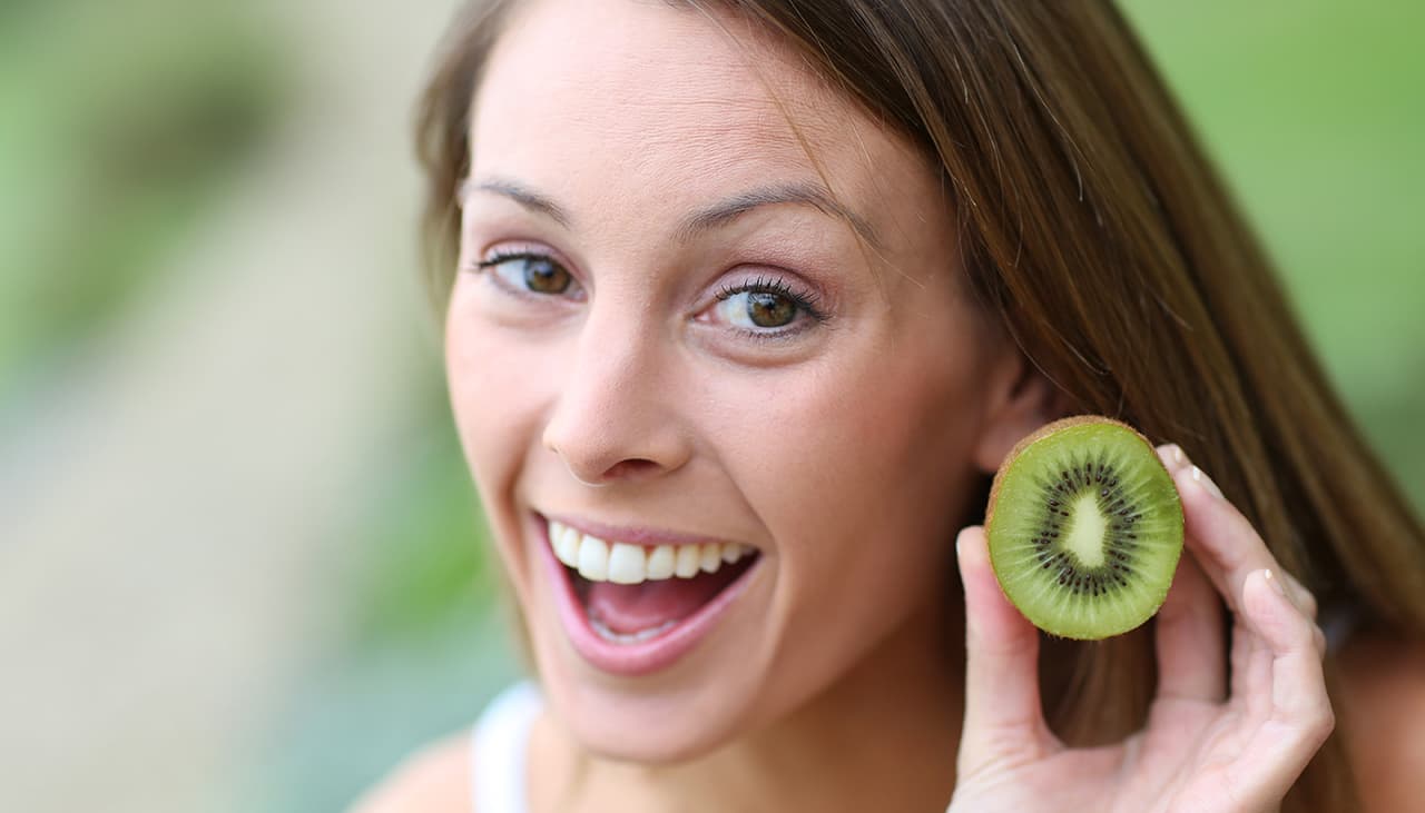 Adiós, estreñimiento: esta es LA fruta para quienes no pueden ir al baño (¡y no es la ciruela!)
