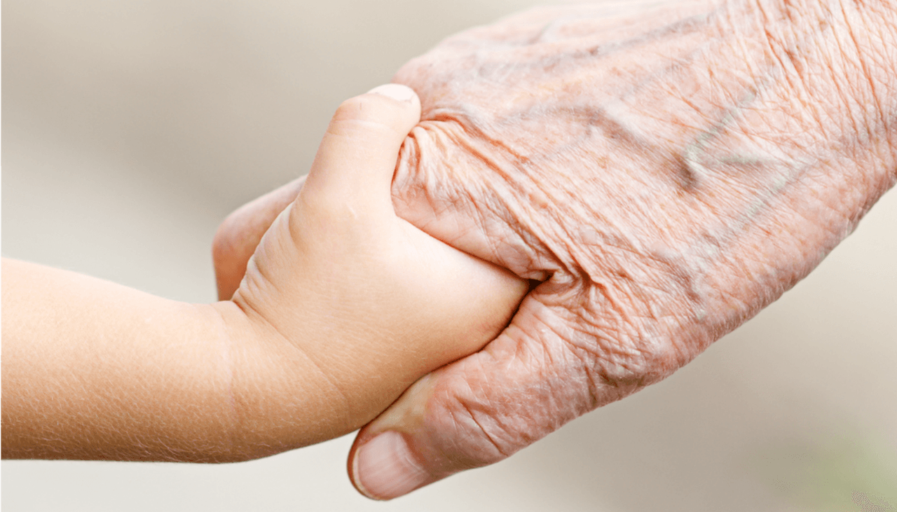 La abuela que cuida a los nietos y convive con la familia vive mucho más tiempo, dice la ciencia