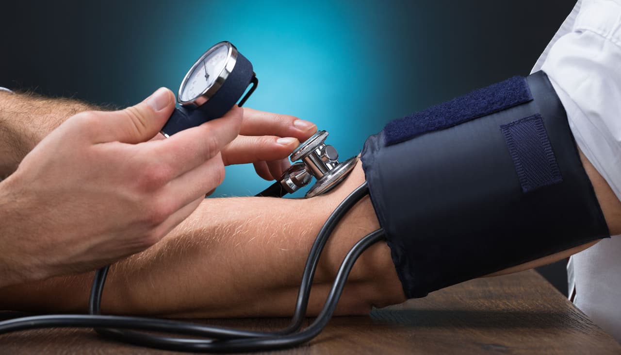 Hipertensión y colesterol alto generalmente no manifiestan síntomas: ¿cómo identificarlos?