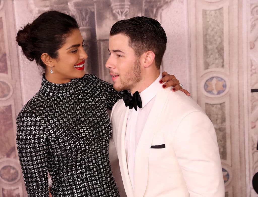 Priyanka revela detalles de sus bodas con Nick: hasta se escondió en el pastel para sorprenderla