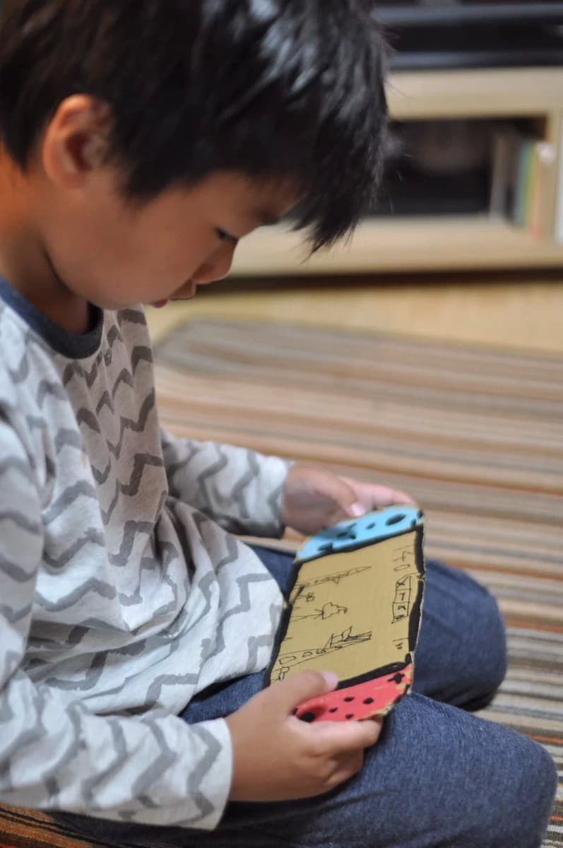 Este creativo niño creó una Switch de cartón pero nunca esperó lo que su padre haría
