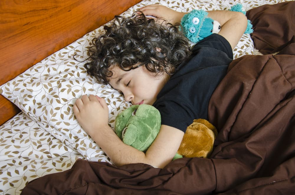 ¿Tu hijo llora y grita a media noche pero no despierta? Puede ser terror nocturno y así afecta a los niños