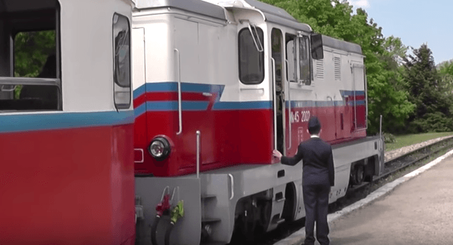 Esta es una de las líneas de tranvía más largas y rápidas del mundo... ¡y está dirigida enteramente por niños!