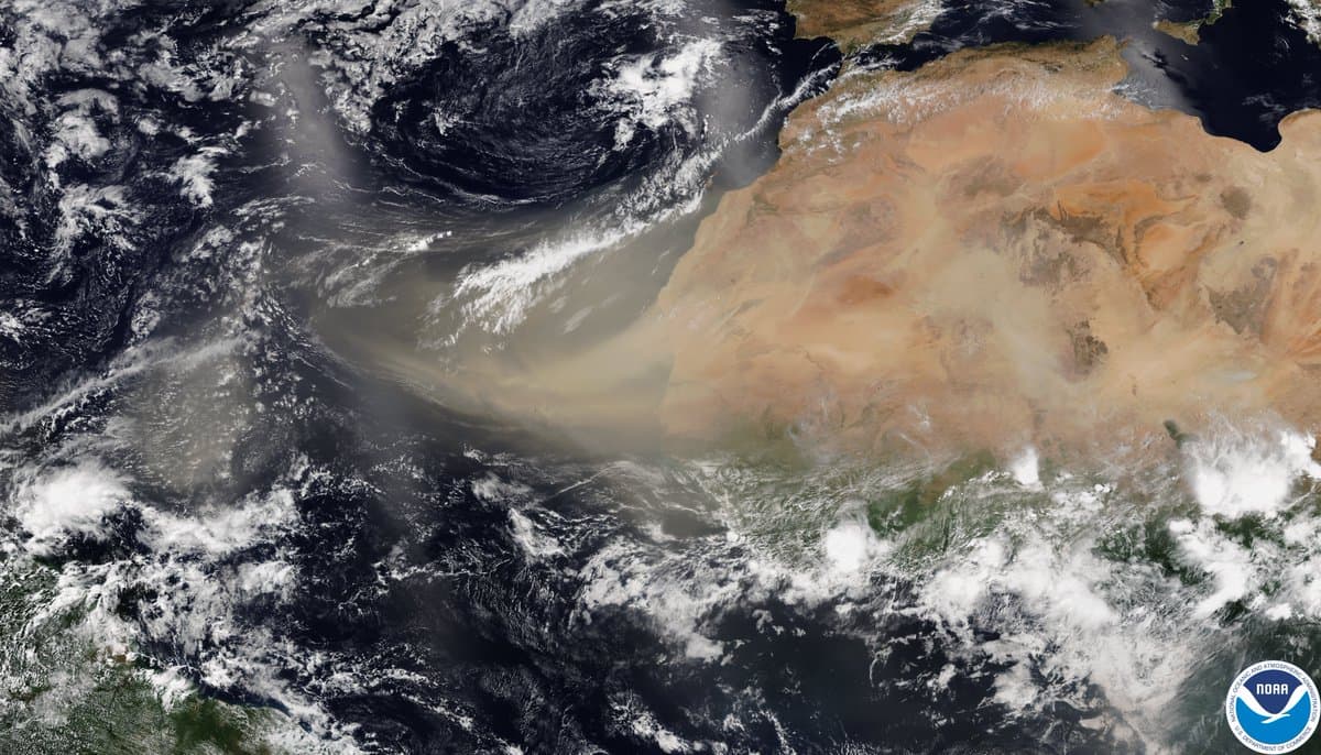 La NASA compartió imágenes de la nube de polvo del Sahara y su avance es impactante