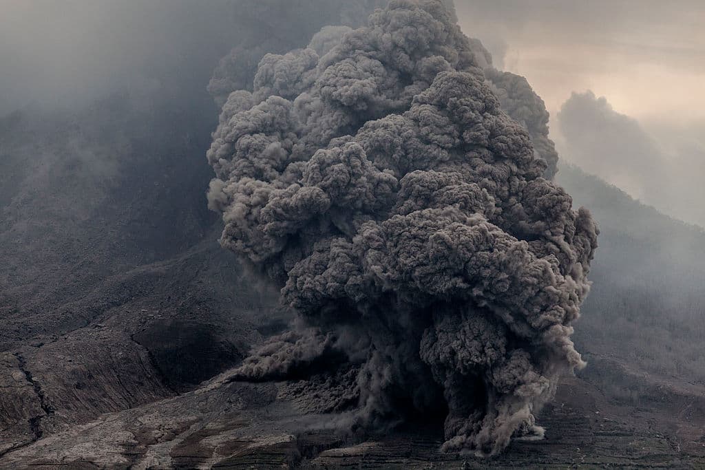 El volcán Sinabung entró en erupción y las impresionantes fotos son dignas del 2020