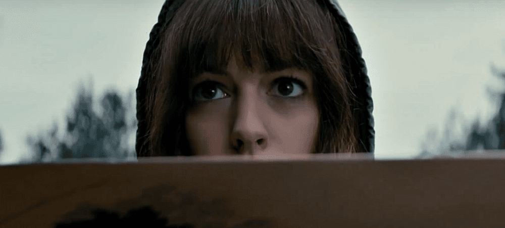 Anne Hathaway y su kaiju nos traen otro imperdible adelanto de Colossal