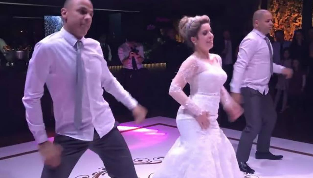 La mejor boda: esta novia bailando con los padrinos sorprendió al novio y el Internet