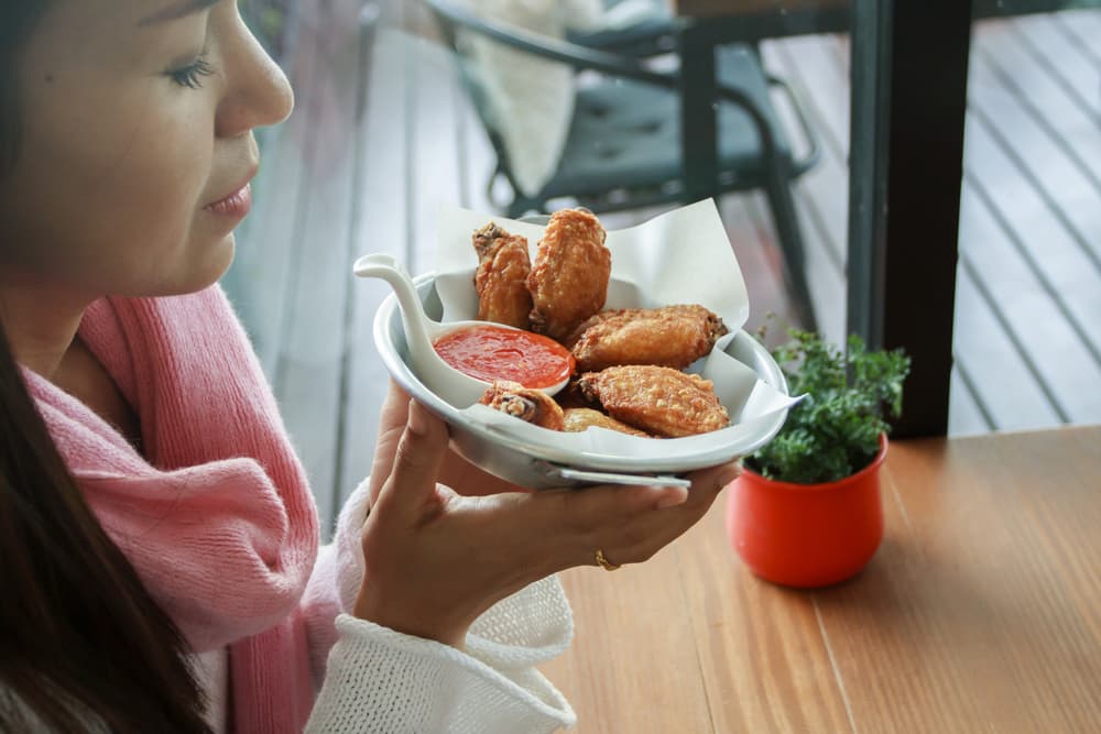 ¿Sabías que oler los alimentos antes de comerlos puede afectar tu peso?