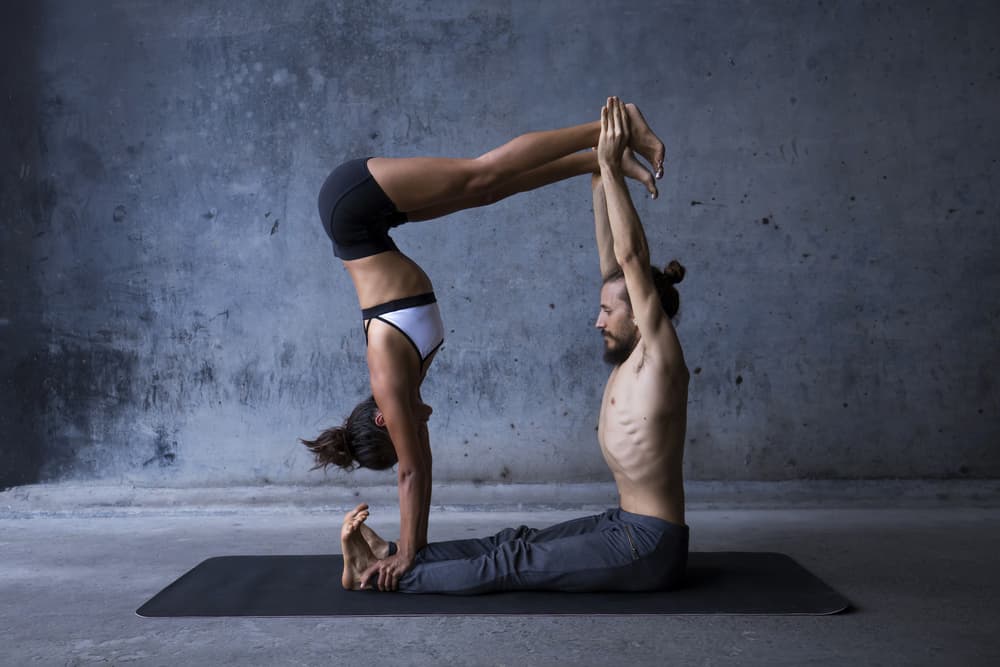 Reconéctate con tu pareja: 5 posturas de yoga para resucitar la llama de la pasión