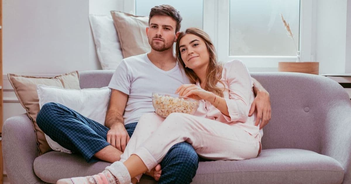 Enviarle mensajes de texto a tu pareja todo el día podría dañar su relación, advierte psicóloga