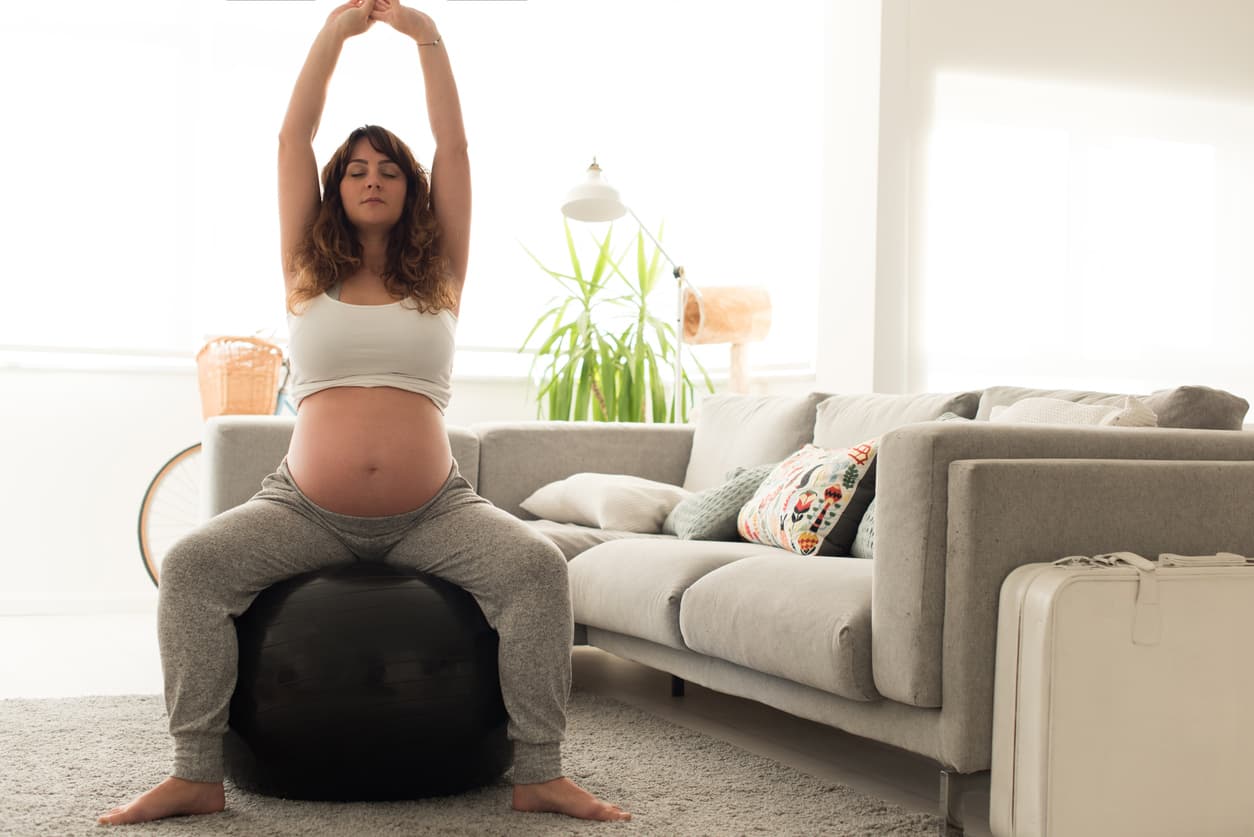 ¿Me conviene tener un parto vertical (de pie)? Te explicamos cuáles son los beneficios