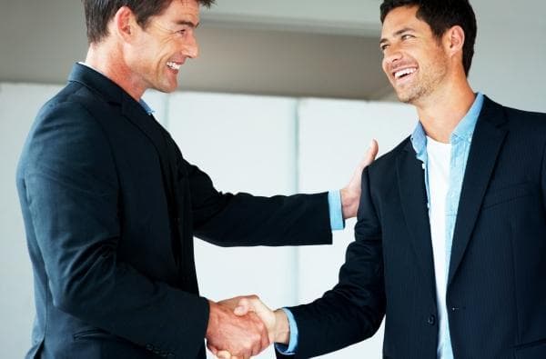 5 formas de ser más carismático en tu trabajo sin necesidad de hablar