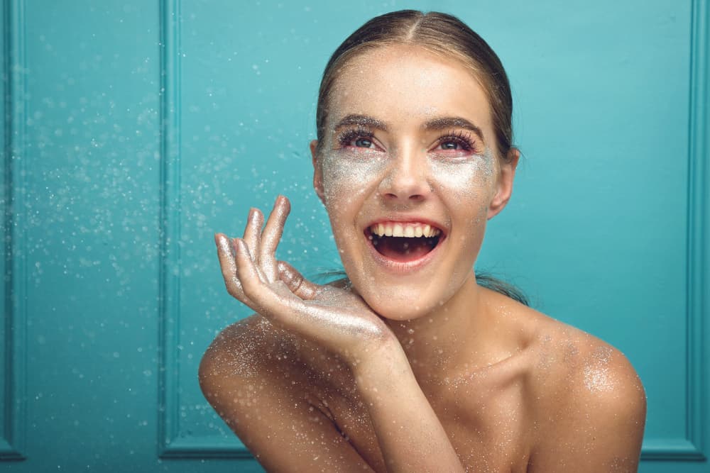 Pecas de glitter: la tendencia en maquillaje que trae los looks más bellos y luminosos