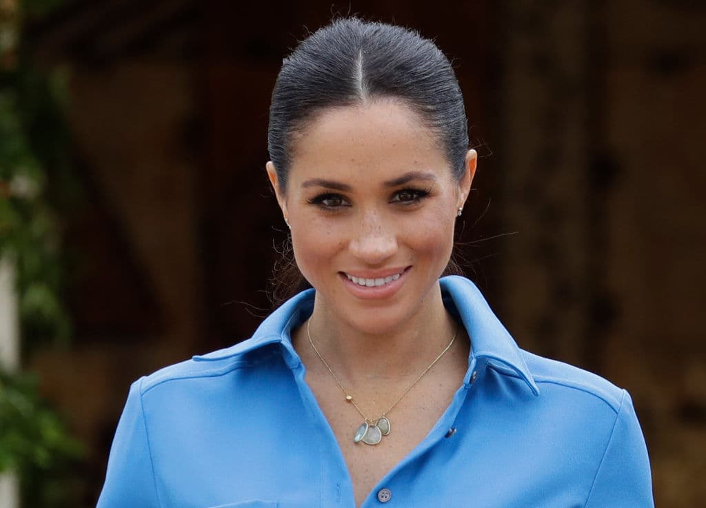 Meghan Markle vuelve a mostrar su pancita en un sencillo vestido blanco 