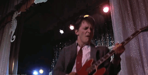 Estos 7 objetos de películas no deberían estar allí... a menos que viajaran en el tiempo