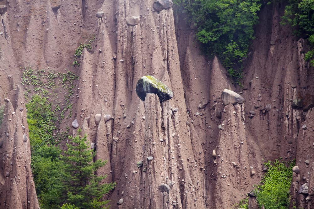 Estos pilares de tierra parecen salidos de otro planeta