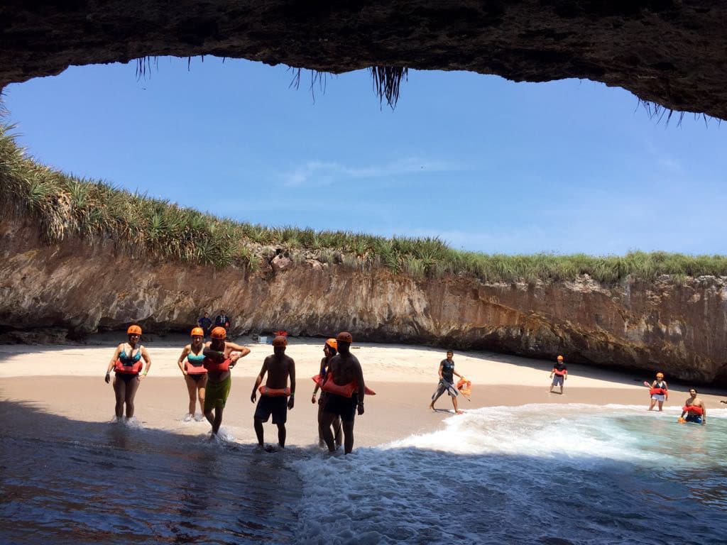 La playa del amor: escondida entre rocas, fue elegida una de las más bellas del mundo (spoiler: está en México)