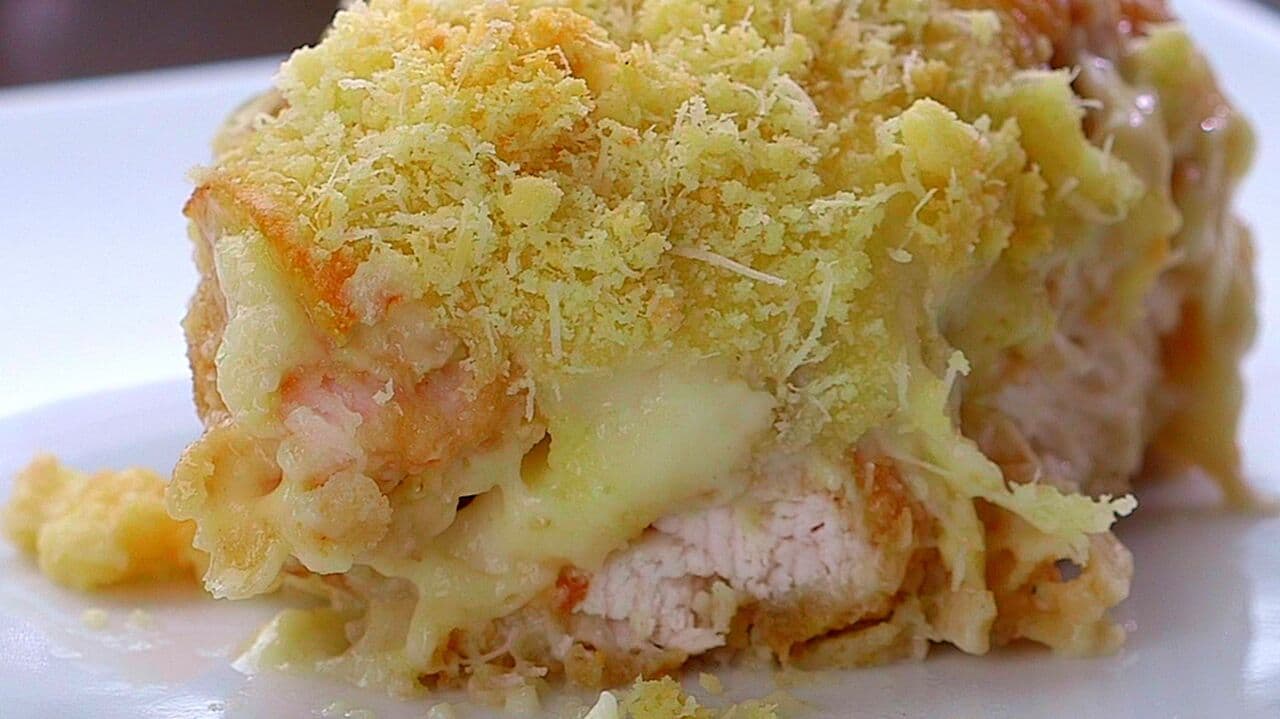 Este gratén de pollo con bechamel es la receta que querrás hacer hoy para cenar